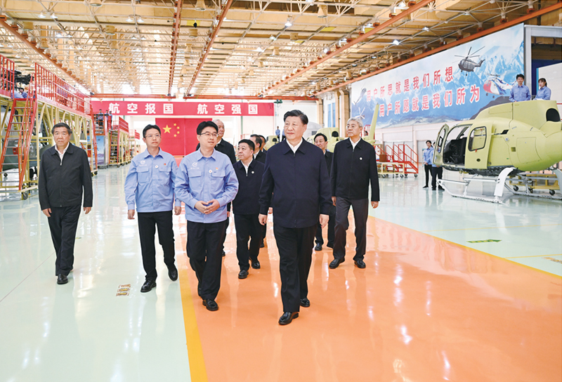 2023年10月10日至13日，中共中央总书记、国家主席、中央军委主席习近平在江西考察。这是11日上午，习近平在景德镇市昌河飞机工业（集团）有限公司考察。 新华社记者 燕雁/摄