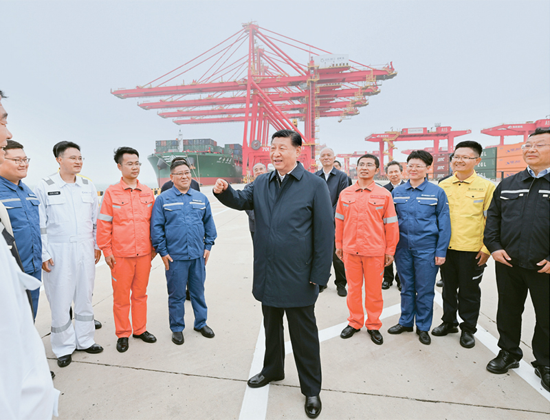 2024年5月22日至24日，中共中央总书记、国家主席、中央军委主席习近平在山东考察。这是22日下午，习近平在日照港亲切慰问港口科技工作者、运营人员、航运人员。 新华社记者 谢环驰/摄