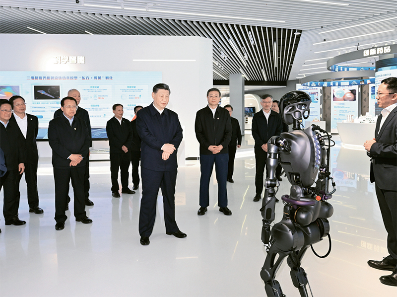 2023年11月28日至12月2日，中共中央总书记、国家主席、中央军委主席习近平在上海考察。这是11月28日下午，习近平在浦东新区张江科学城参观上海科技创新成果展。 新华社记者 谢环驰/摄