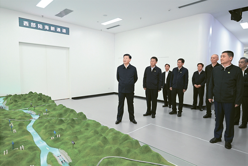 2023年12月14日至15日，中共中央总书记、国家主席、中央军委主席习近平在广西考察。这是14日上午，习近平在南宁市考察中国—东盟信息港股份有限公司，结合平陆运河沙盘听取西部陆海新通道骨干工程建设汇报。 新华社记者 谢环驰/摄